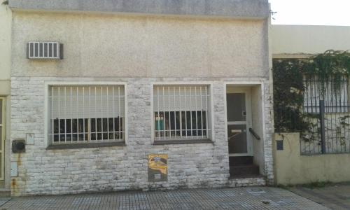 佩尔加米诺Casa habitacion的砖砌的建筑,设有铁窗和门