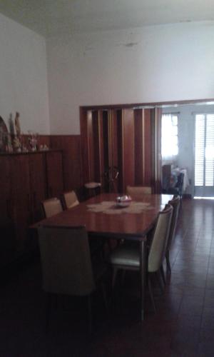 佩尔加米诺Casa habitacion的一间带木桌和椅子的用餐室