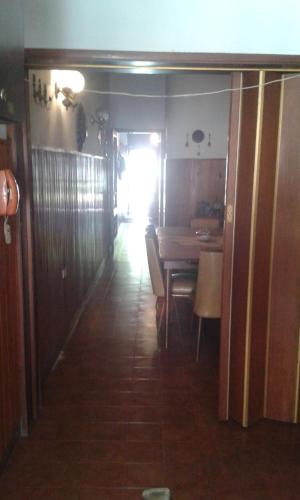 佩尔加米诺Casa habitacion的走廊通往带桌子的用餐室