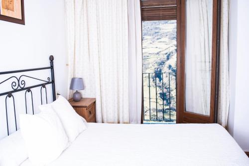 卡皮雷拉维斯塔卫莱达公寓酒店的卧室配有白色的床和窗户。