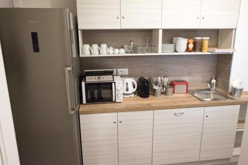 波佐利DIMORA FLEGREA room & breakfast的厨房配有冰箱和微波炉。