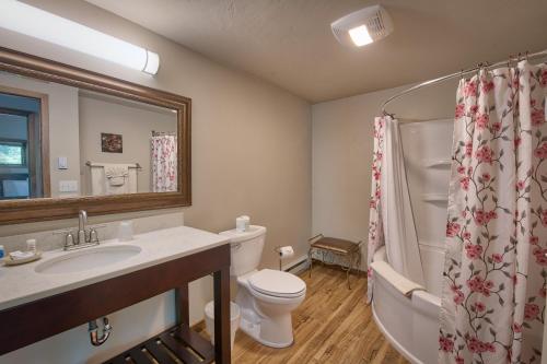 以法莲Ephraim Motel的一间带水槽、卫生间和镜子的浴室