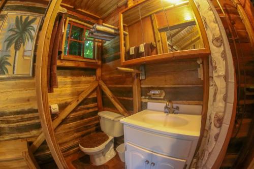 欧丘里欧Log 33的客房内设有带水槽和卫生间的浴室