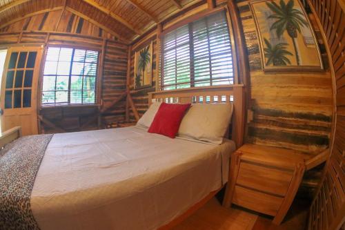欧丘里欧Log 33的小木屋内一间卧室,配有一张床