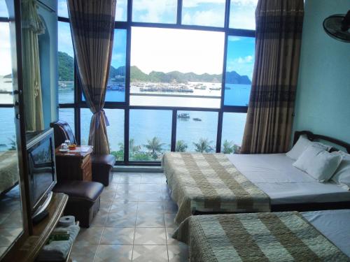 吉婆岛芳迈家庭酒店的酒店客房设有两张床和大窗户。