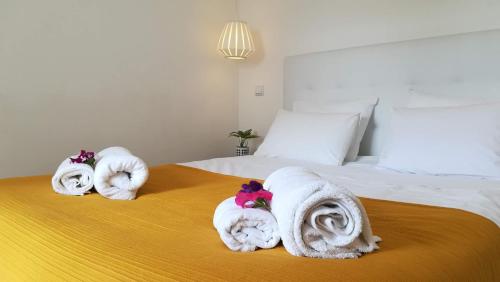 阿尔布费拉Golden Cliff House的酒店客房的床铺上备有毛巾