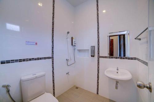 清迈The Sleep Resort的白色的浴室设有卫生间和水槽。