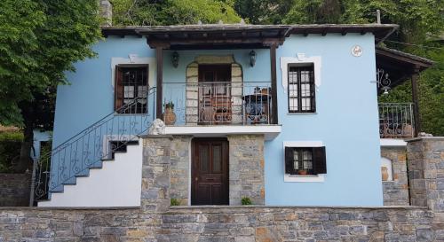 桑加拉达Tsagarada Stone House 1898的蓝色房屋 - 带楼梯和阳台
