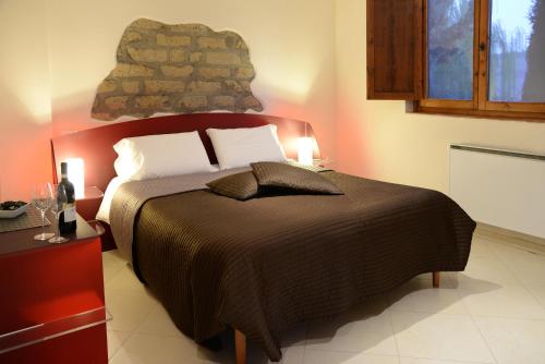 圣卡西亚诺·戴·巴格博德乐阿索拉蒂纳农家乐的一间卧室配有一张大床,上面有两盏灯