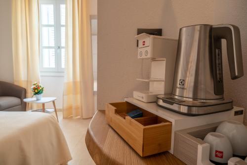 奥尔比亚Corso Umberto Rooms的酒店客房的桌子上配有咖啡机