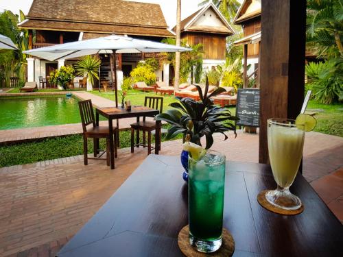 琅勃拉邦梅朵精品别墅酒店的一张桌子,上面有两杯饮料