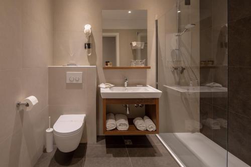 锡尼Corona B&B的浴室配有卫生间、盥洗盆和淋浴。