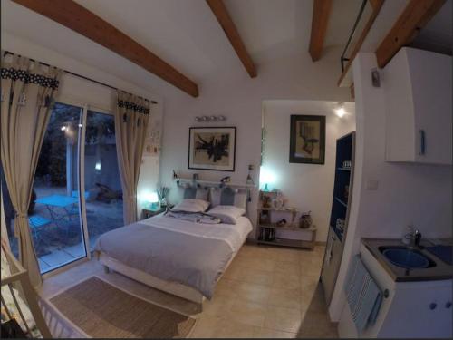锡富尔勒普拉日ChambreStudio bord de mer, Piscine et SPA的一间带大床的卧室和一个阳台