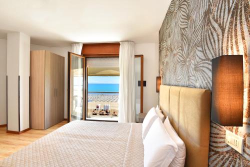 卡奥莱Hotel Excelsior的一间卧室配有一张床,享有海景