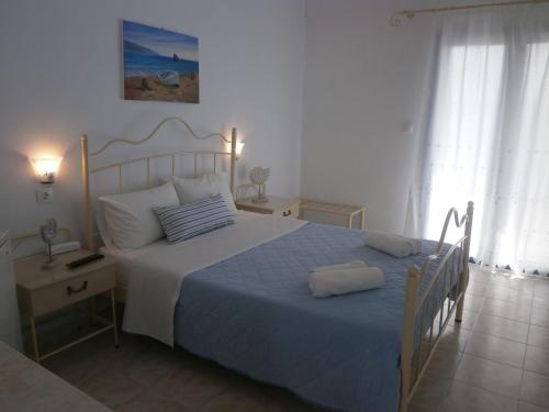 迈加洛丘里弗斯霍斯酒店的一间卧室配有一张带蓝色毯子的大床
