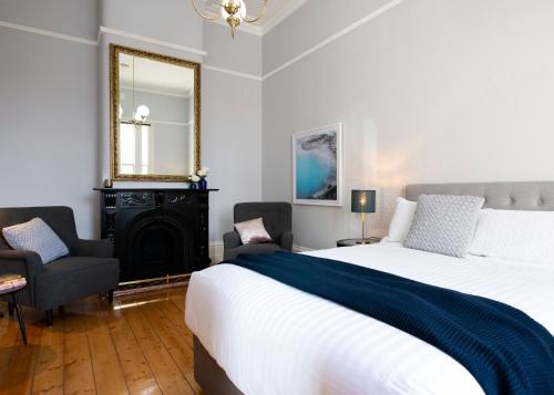 巴拉腊特House at No. 10的一间卧室配有一张大床和镜子