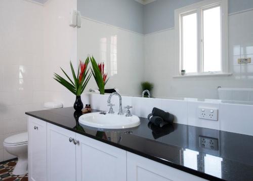 巴拉腊特House at No. 10的白色的浴室设有水槽和卫生间。