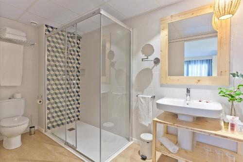 皮内达德马尔30º Hotels - Hotel Pineda Splash的带淋浴和盥洗盆的浴室