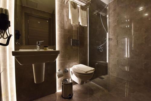 居姆贝特帕金阿雅斯度假村的带淋浴、卫生间和盥洗盆的浴室