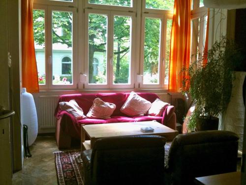 弗莱堡Zimmer Nähe Stadtmitte的客厅设有粉红色的沙发和窗户。