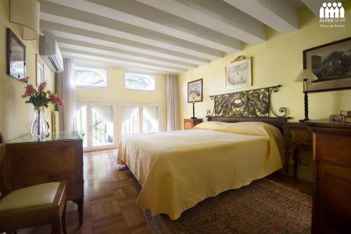 威尼斯Ca' Cerchieri Mezzanine的一间卧室设有一张大床和窗户。