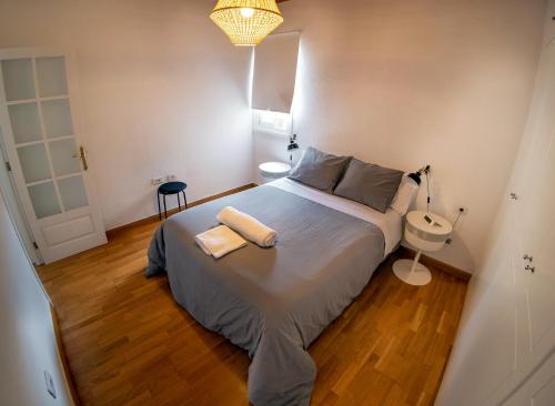 圣克鲁斯-德特内里费NEBRIJA的一间小卧室,配有一张大床和一个水槽