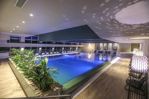 伯伊莱海尔库拉内Bacolux Afrodita Resort & SPA, Herculane的一座大型游泳池,位于酒店大楼内