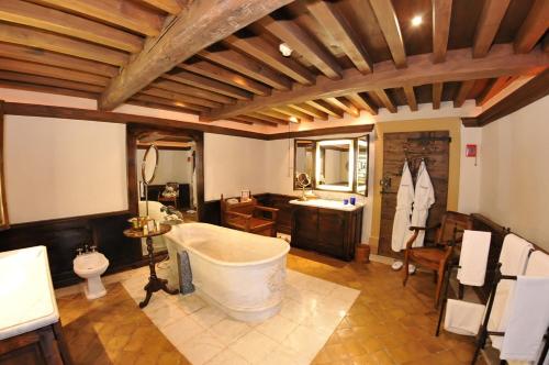 巴尼奥勒巴尼奥勒城堡酒店的带浴缸和盥洗盆的大浴室