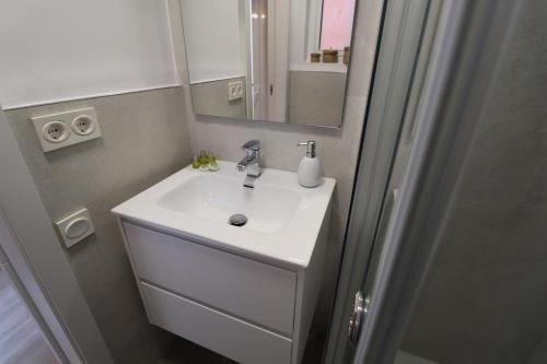 Cool Apartment - Parc Migdia - Center Girona的一间浴室