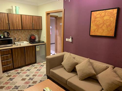 麦加Altelal Apartment的带沙发的客厅和厨房