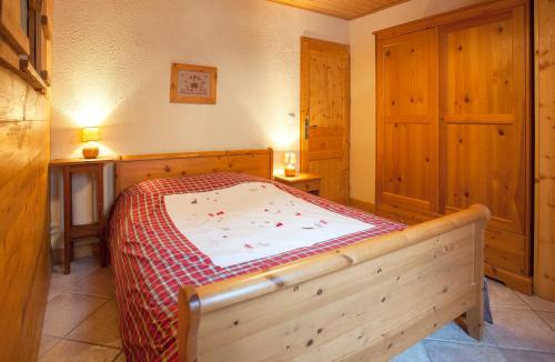 贝桑Chalet la Lauzette的一间卧室,卧室内配有一张木床