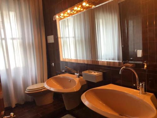 Fiesso dʼArticoCasa Mamma Mia的一间带水槽、卫生间和镜子的浴室
