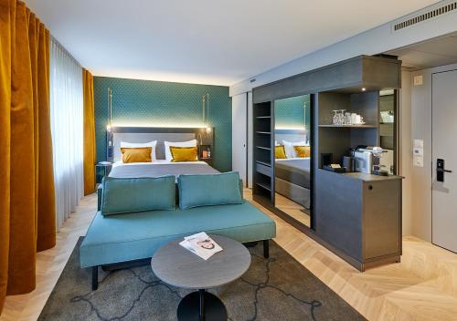 苏黎世泽费尔德速乐酒店的卧室配有一张床和一张桌子