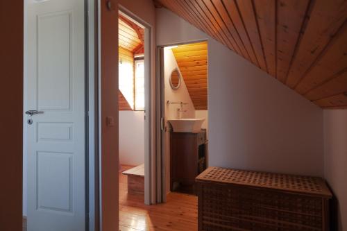卡拉马孔Vartan's Summer House的一间带水槽的浴室和一个带楼梯的走廊