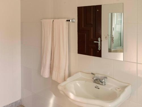 恩德培Sienna Beach Hotel Entebbe的白色的浴室设有水槽和镜子