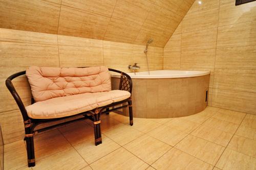 希维拉杜夫-兹德鲁伊Willa Ostoja的一间带长凳和浴缸的浴室