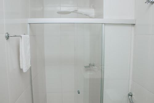波多韦柳Samir Hotel Business的带淋浴和盥洗盆的白色浴室