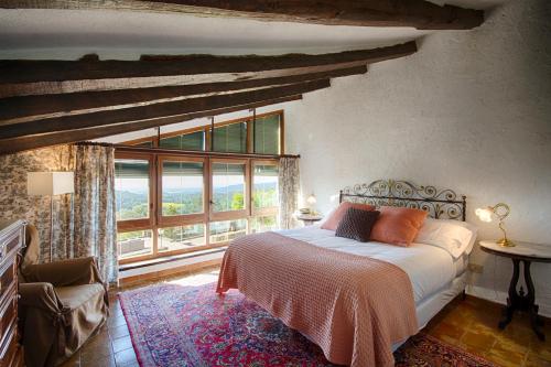 Canet de AdriMasia Can Pou的一间卧室设有一张床和一个大窗户