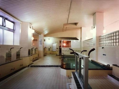 小樽Guesthouse Otaru Wanokaze women's domitory / Vacation STAY 32191的大楼内带游泳池的健身房