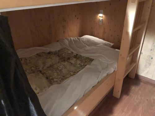 小樽Guesthouse Otaru Wanokaze women's domitory / Vacation STAY 32191的木制客房内的一张木制双层床