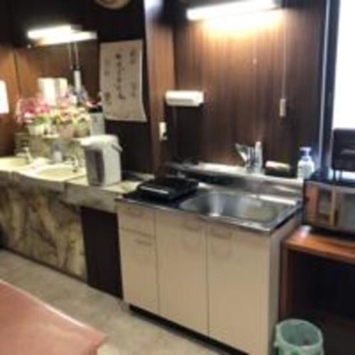 小樽Guesthouse Otaru Wanokaze triple room / Vacation STAY 32203的厨房配有水槽和台面