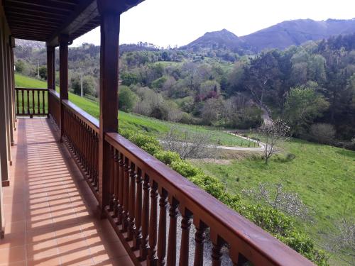 里瓦德塞利亚Casa Rural La Llosica的山景阳台
