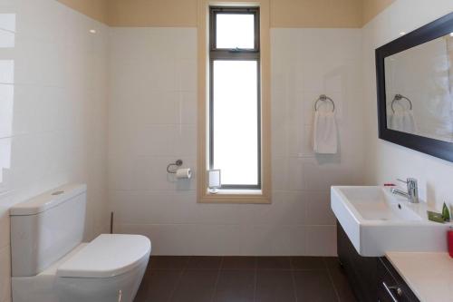 Bow Hill141 Providence Drive, Bowhill的白色的浴室设有卫生间和水槽。