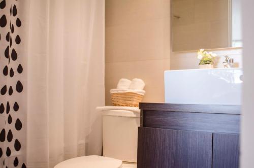 圣地亚哥Kennedy Premium Apartments Colorado的一间带卫生间和水槽的浴室