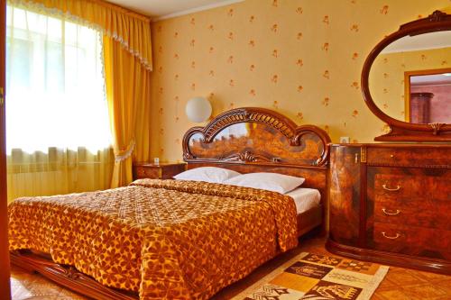 巴尔瑙尔Hotel Kolos的一间卧室配有一张床和一面大镜子