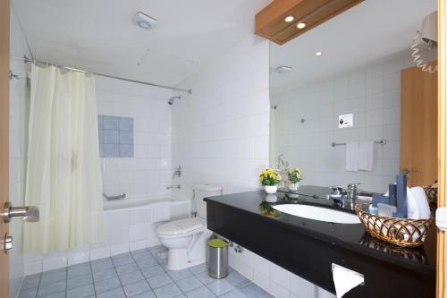 麦纳麦伯伊尚国际酒店 的一间带水槽和卫生间的浴室