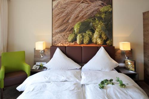 穆赫克雷斯的艾根贝尔伽斯陶斯斯奇芬尔酒店的一间卧室配有一张壁画床