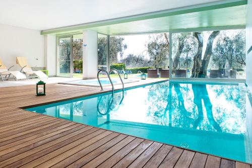 马尔切西内奥古斯塔酒店的一座带木甲板的别墅内的游泳池