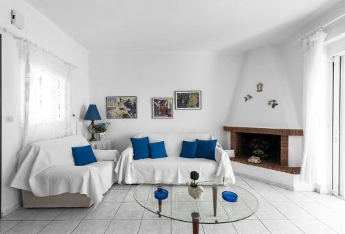 希维利#Luxlikehome - Azure Sea View House的白色的客厅设有一张床和一个壁炉