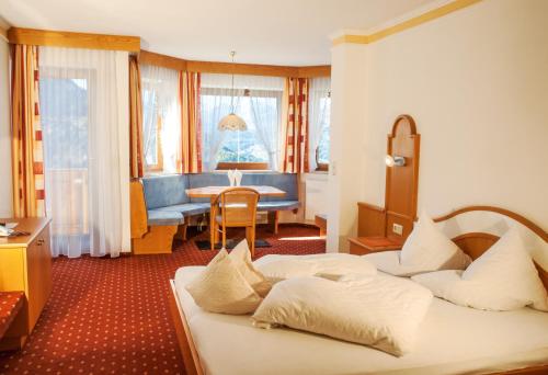 耶岑斯Hotel Garni Romantica的酒店客房设有两张床和一张桌子。